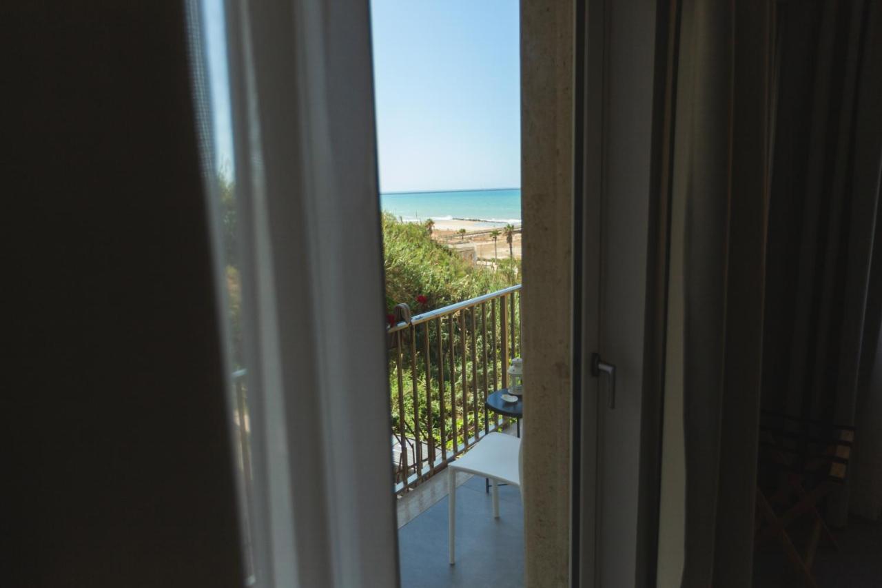 B&B A Due Passi Dal Mare Гела Экстерьер фото