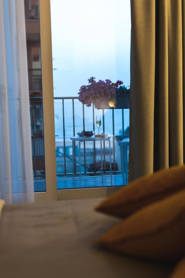 B&B A Due Passi Dal Mare Гела Экстерьер фото
