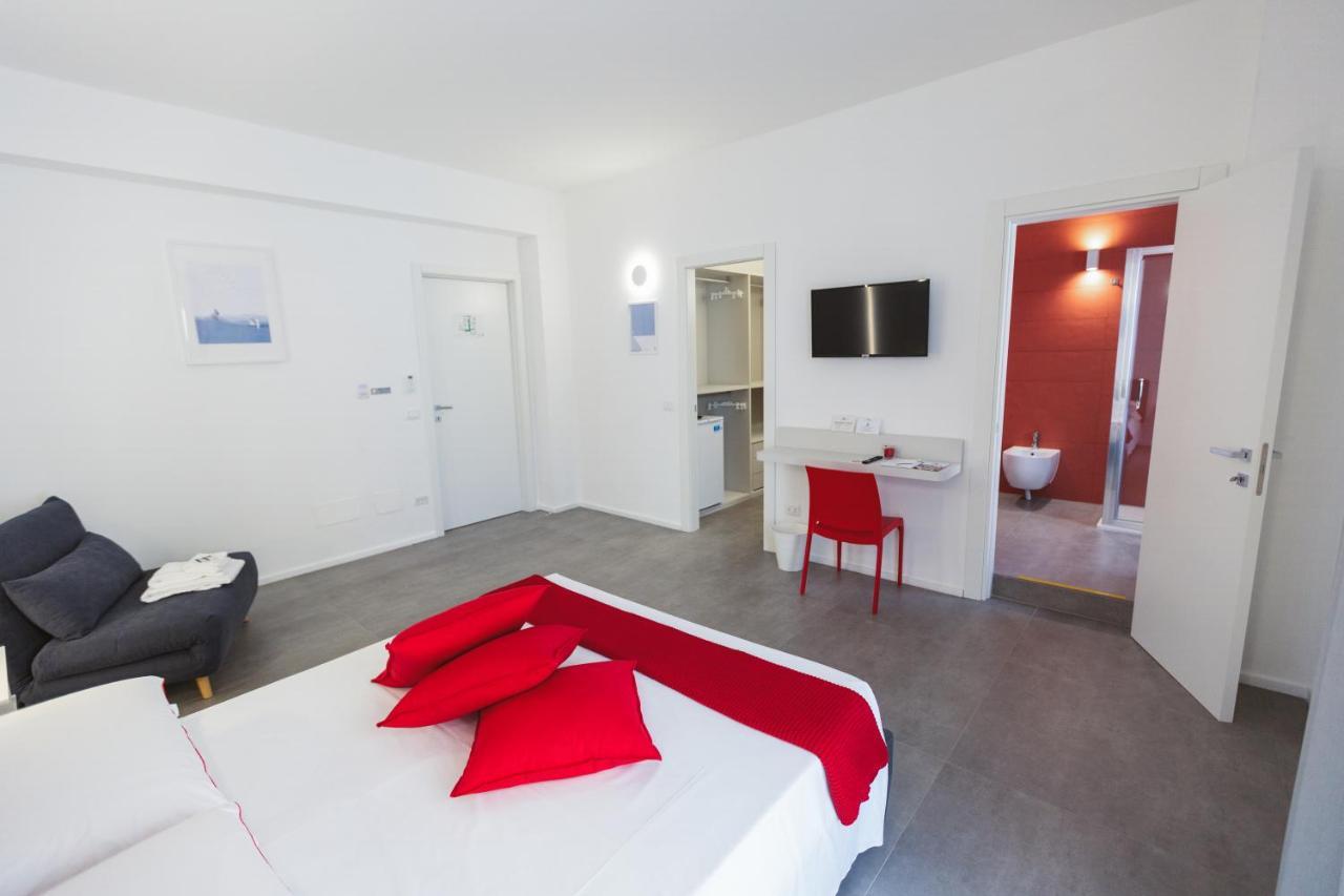B&B A Due Passi Dal Mare Гела Экстерьер фото