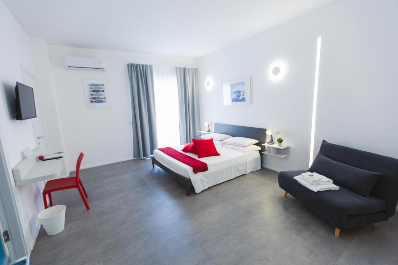 B&B A Due Passi Dal Mare Гела Экстерьер фото